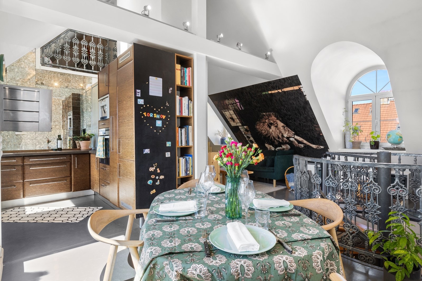 God plass til spisebord ved kjøkkenet. Gjennomgående oppholdsrom med store vindusflater. Galleribilde