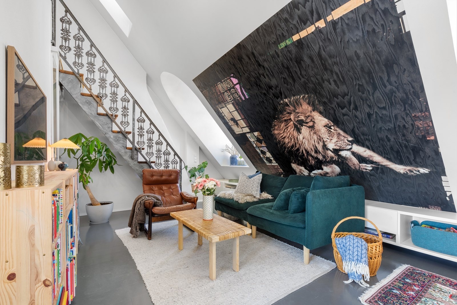Designtapet på veggen over sofaen. Galleribilde