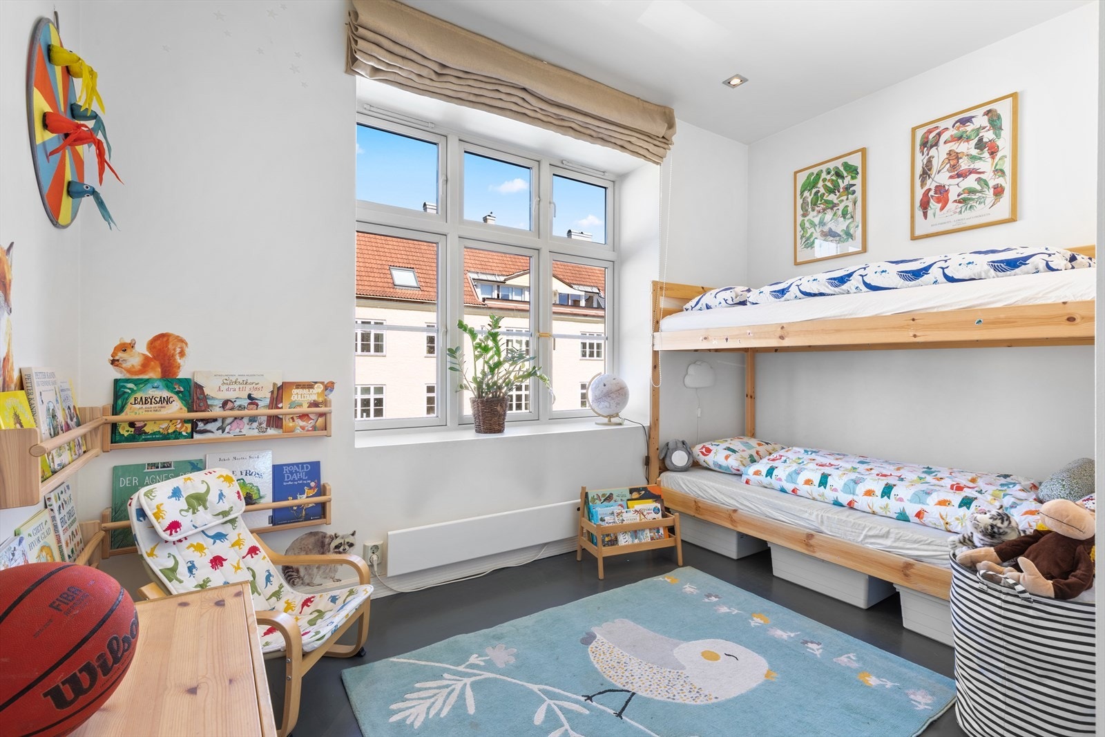 Romslig soverom II innredet som barnerom med god plass til seng, garderobe og leker. Galleribilde