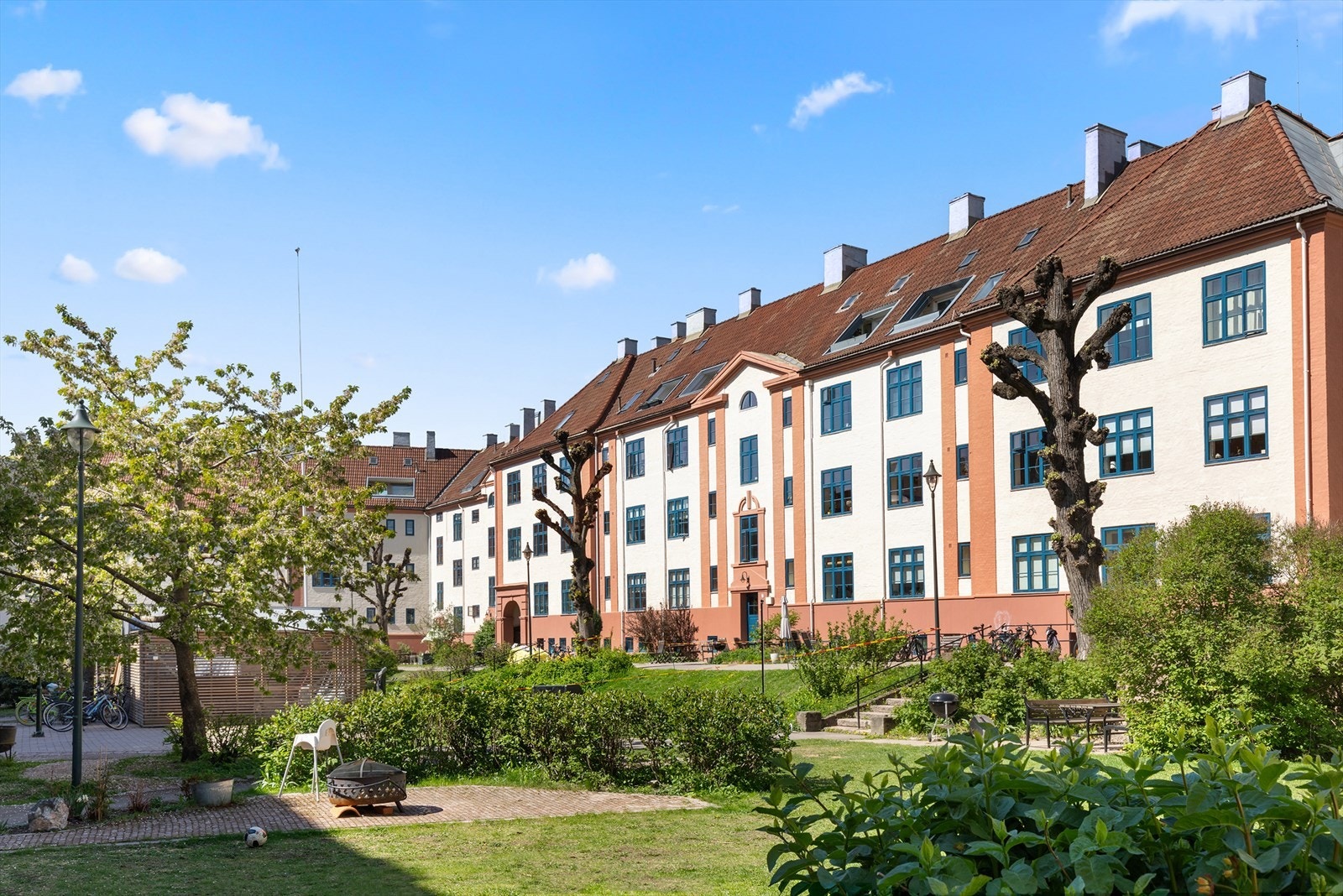 Borettslaget har en lukket, svært barnevennlig, parkmessig opparbeidet og innholdsrik bakgård. Galleribilde