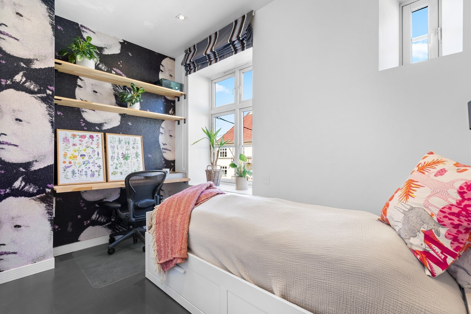 Soverom III innredet som gjesterom og kontor. Galleribilde
