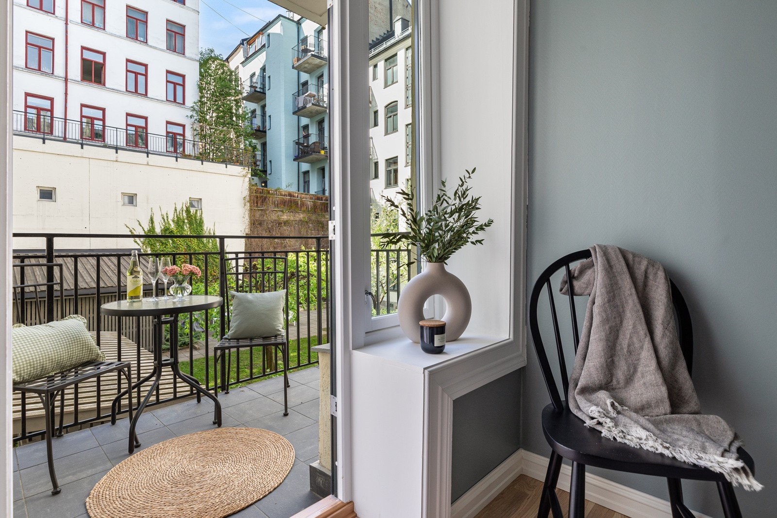 Soverommet vender mot frodig bakgård. Galleribilde