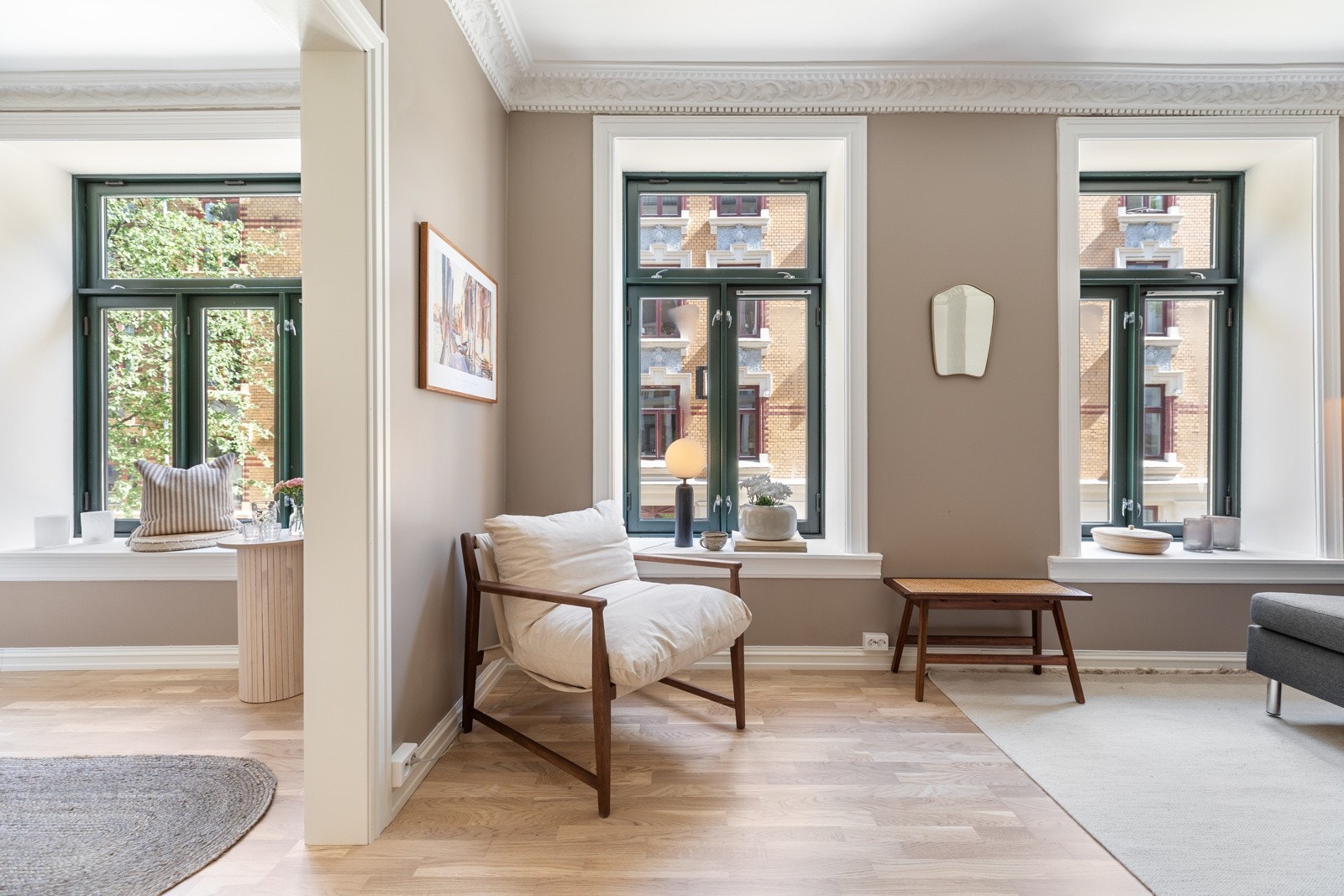 Leiligheten har mange store vindusflater som sikrer rikelig med naturlig lys. Galleribilde