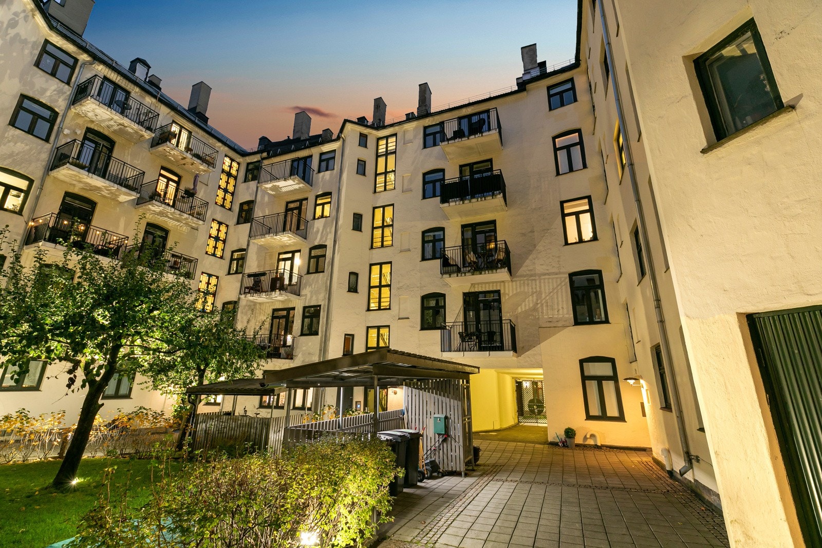 Flott fasade fra bakgård. Galleribilde