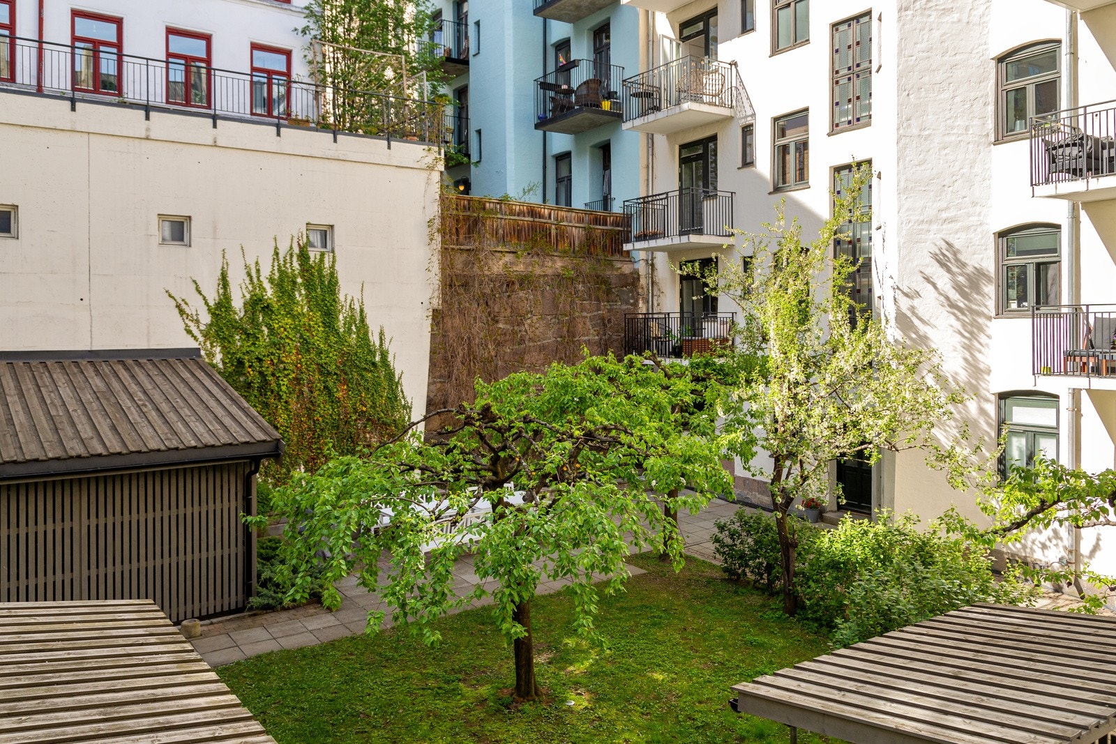 Fra balkongen har du hyggelig utsyn mot bakgård. Galleribilde