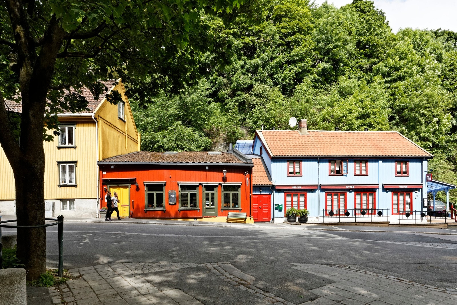Chez Collin - en av Oslos skjulte matskatter. Intim restaurant med bord inne og ute. Galleribilde