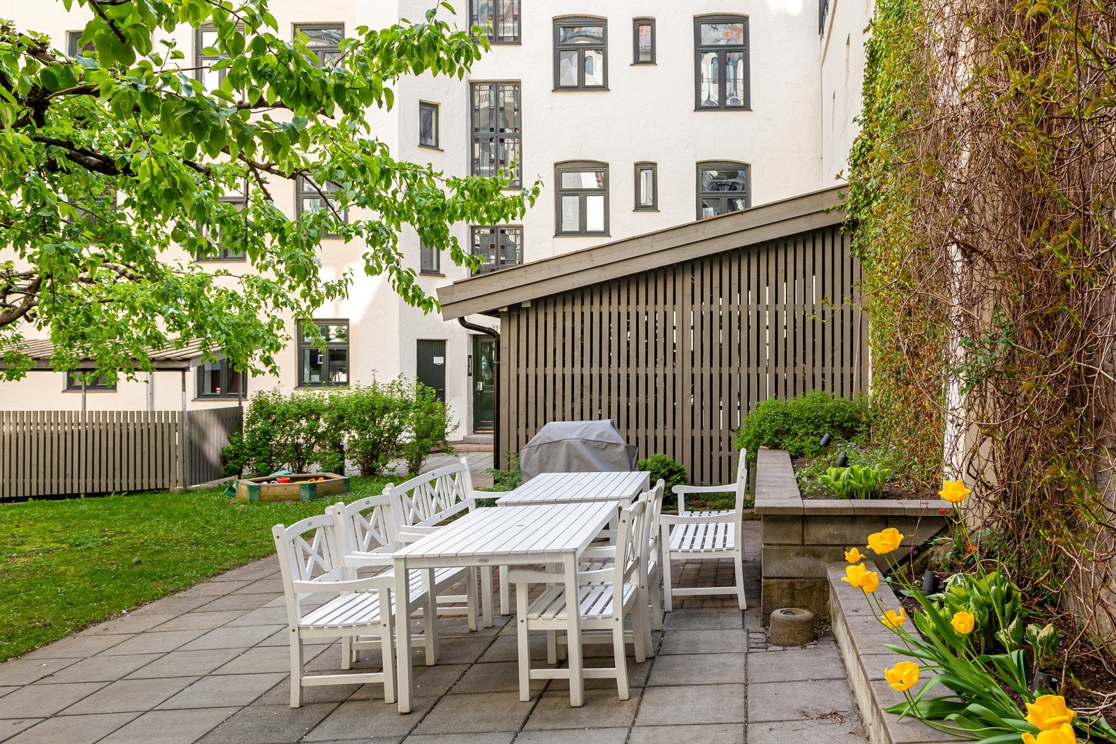 Hagen består av flotte pæretrær, diverse beplating, solide utemøbler og Weber-grill. Galleribilde