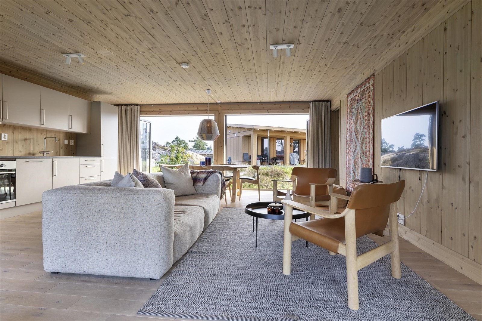 Praktisk planløsning med et romslig allrom (åpen kjøkken- og stueløsning) i midten og soverom samt bad og bod fordelt på hver side av hytta. Galleribilde