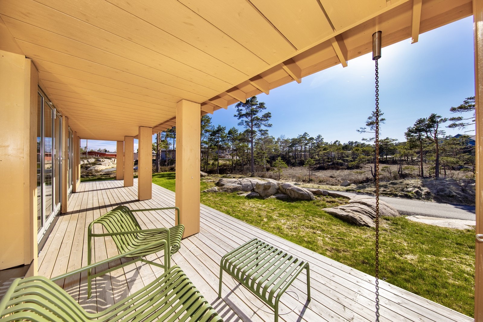 Nydelig sydvestvendt uteplass med gode solforhold! Galleribilde