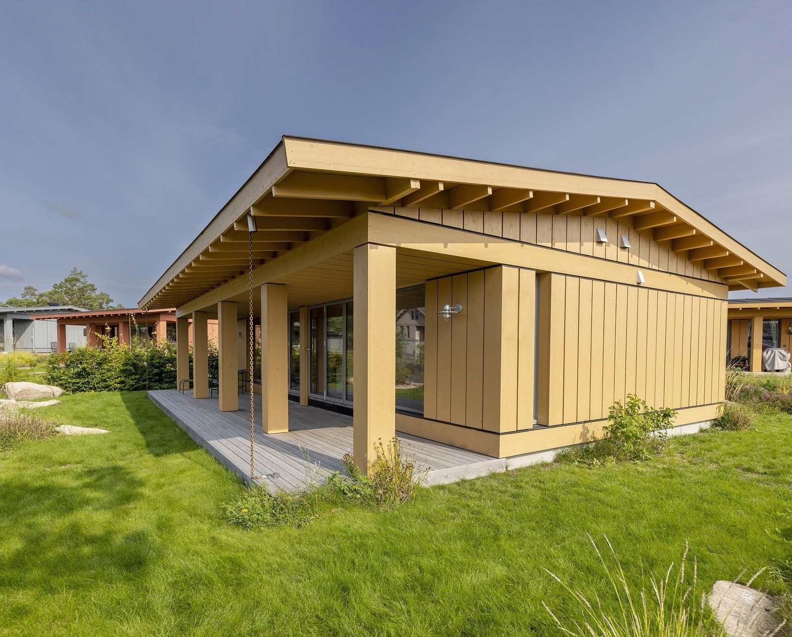Tomten er opparbeidet med gruset adkomst, gressplen, beplantning samt terrassedekke på både sydvestsiden av hytta, samt ved inngangspartiet. Galleribilde