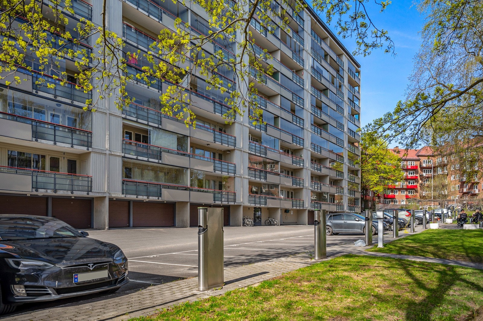 Borettslaget har pent opparbeidede fellesarealer. Det er mulighet for å leie parkeringsplass med og uten elbil lader. Galleribilde
