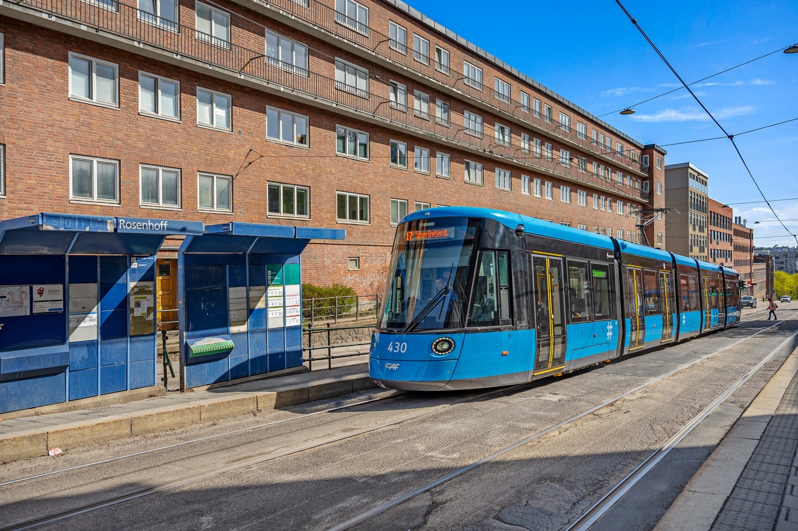 Kort vei til offentlig kommunikasjon som buss og trikk i Trondheimsveien og T-bane på Carl Berner eller Sinsen. Galleribilde
