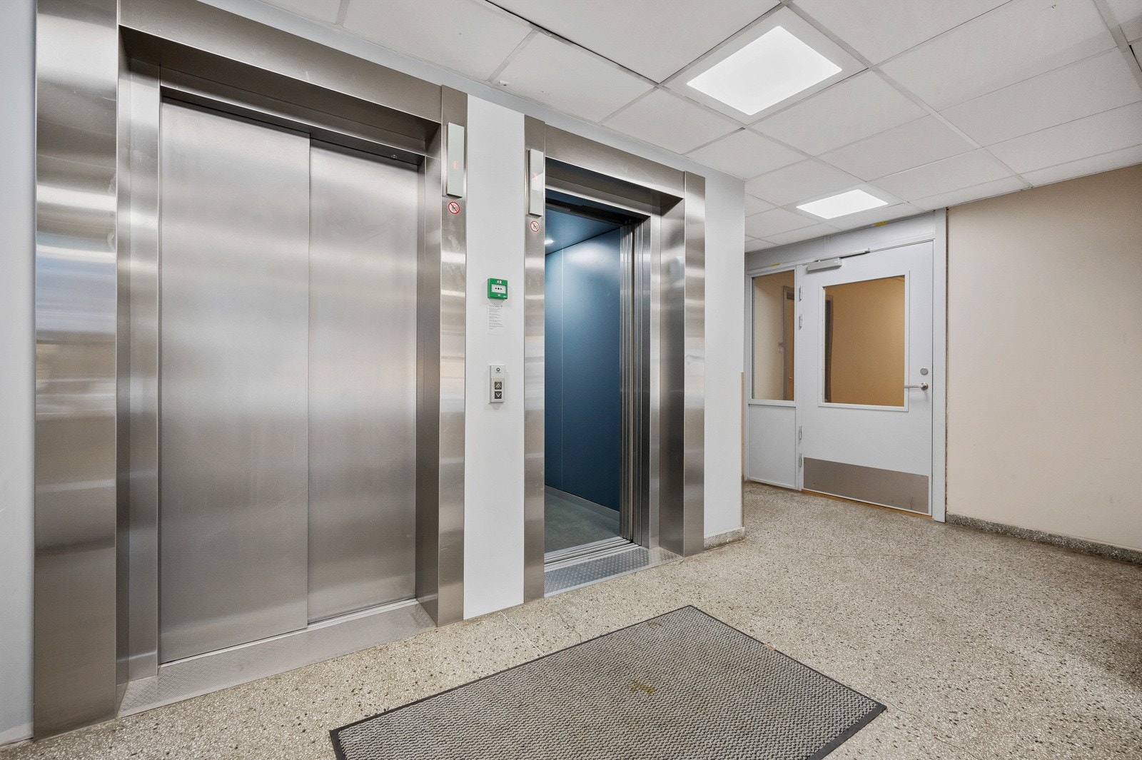Heldigvis slipper du å gå 7.etasjer opp, det er to personheiser i bygget. Galleribilde