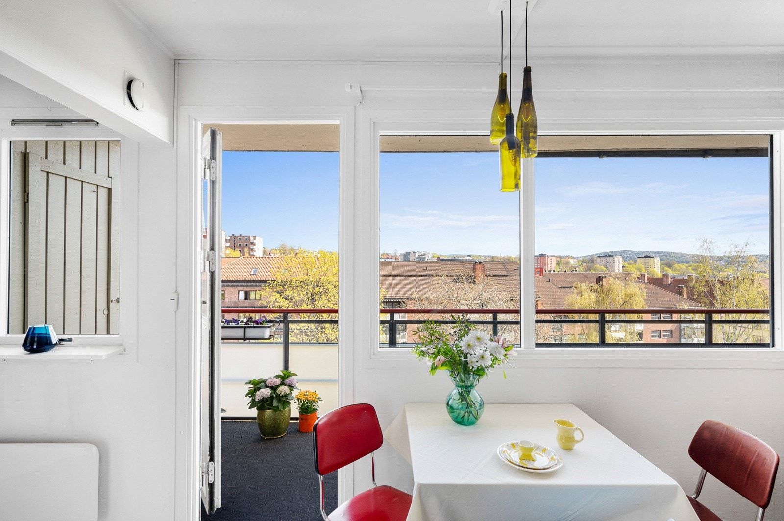 Med store vindusflater i stuen vil du få rikelig med dagslys inn i leiligheten. Galleribilde