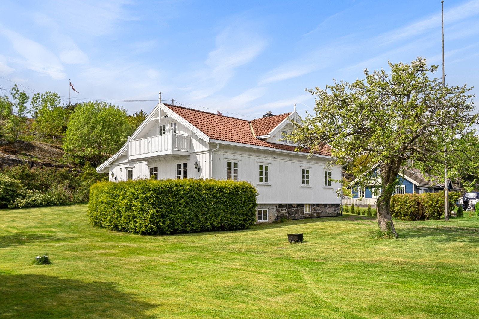 Stor og solrik hage som omkranser eiendommen Galleribilde