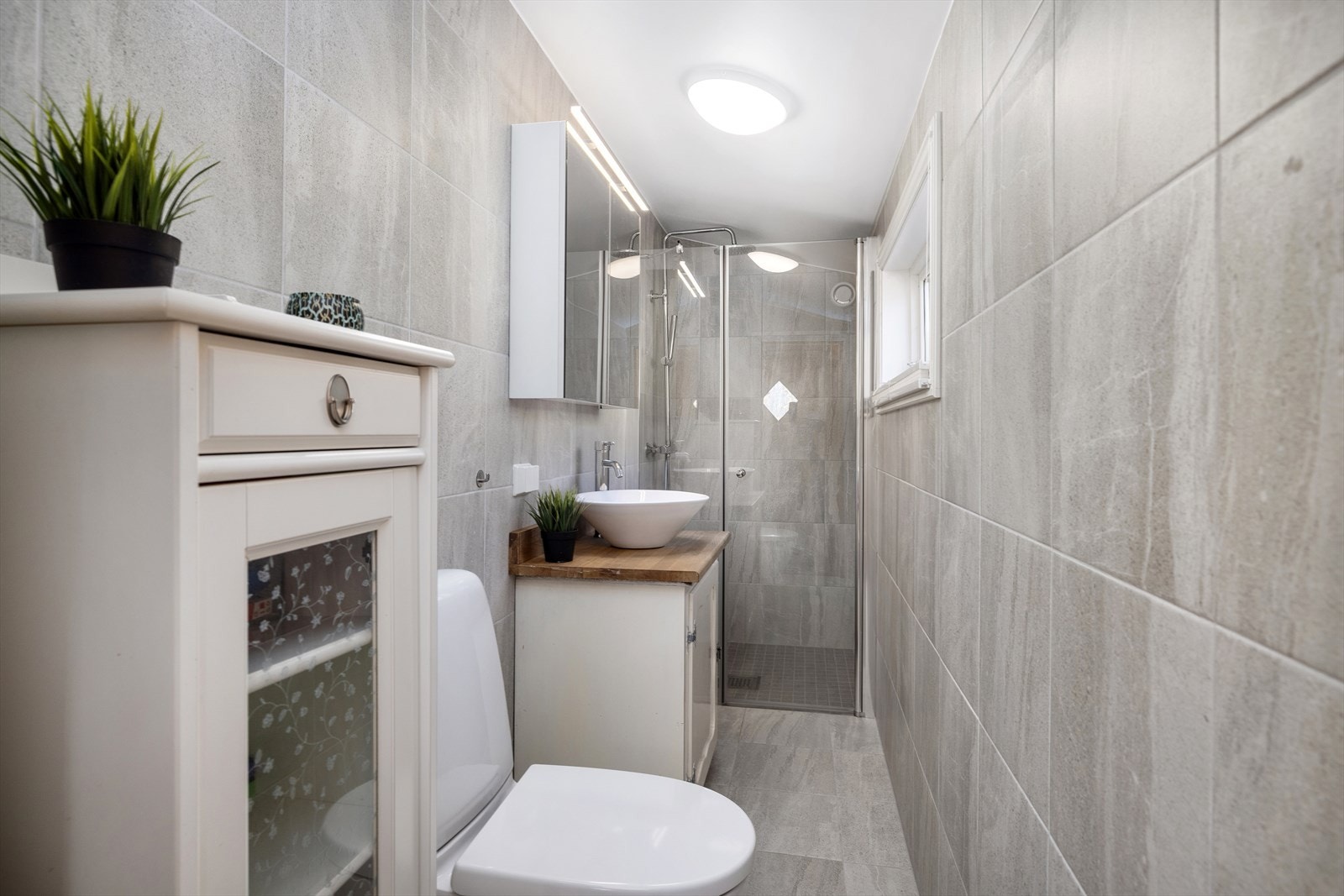 Lekkert bad som ble bygget i 2022. Badet er innredet med baderomsinnredning med bolleservant, dusjnisje og gulvstående toalett. Galleribilde