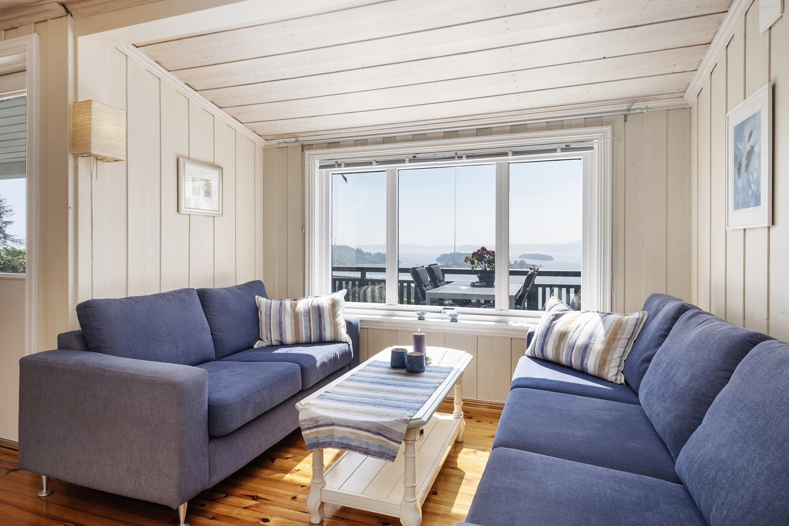 Det er lakkert tregulv og vegger med malt panel. Galleribilde