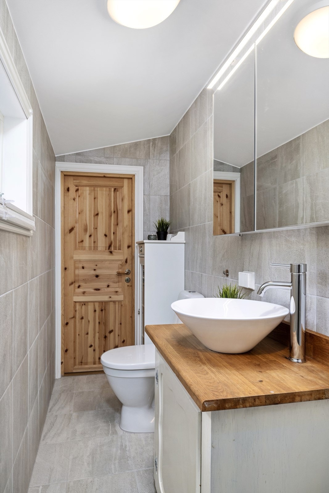 Det er fliser på gulv og vegger, samt varmekabler i gulv. Galleribilde