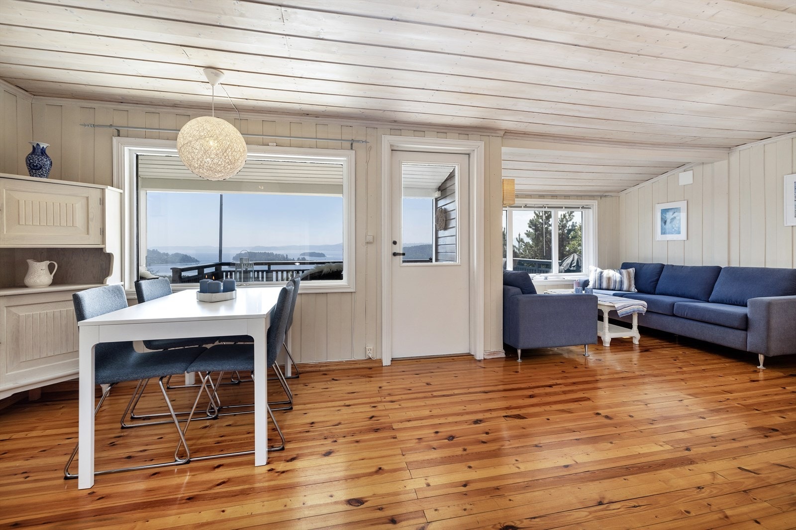 De store vindusflatene slipper inn godt med naturlig lys. Galleribilde