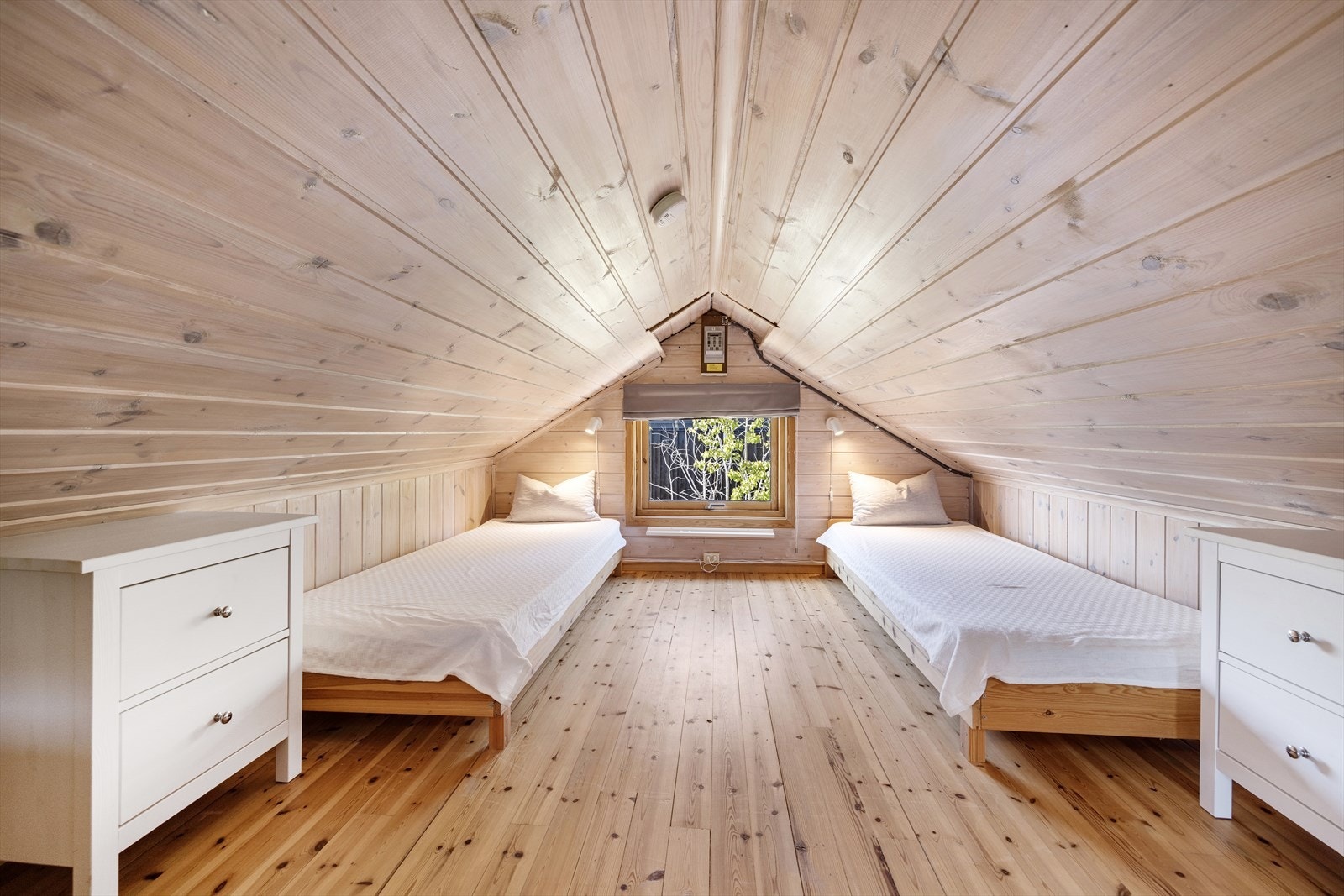 På hemsen er det i dag innredet to soveplasser. (Hemsens areal er ikke måleverdig og er derfor ikke godkjent som rom for varig opphold). Galleribilde