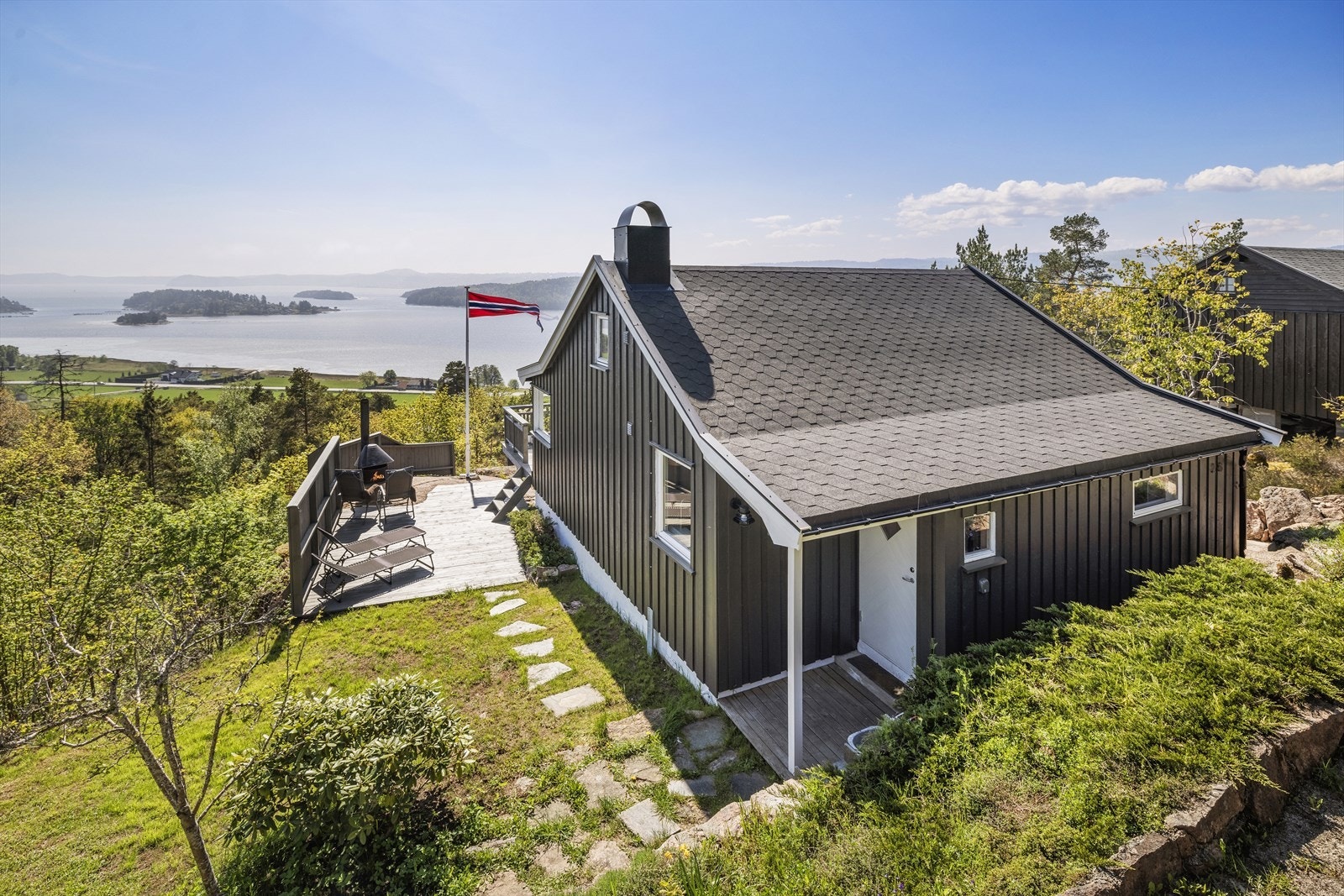 Eiendomsmegler Karianne Skogmo ønsker velkommen til Flatåsen 26! Galleribilde