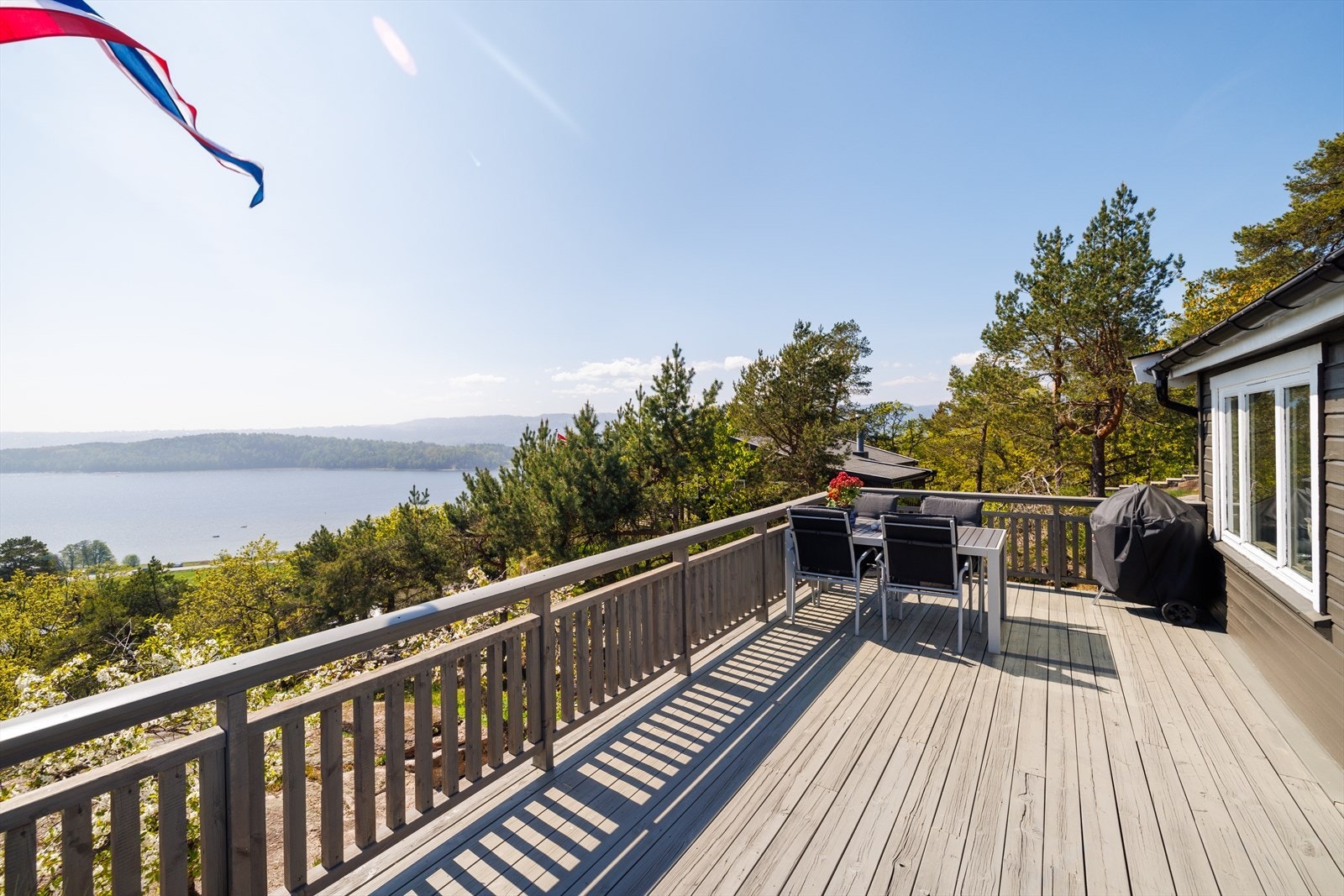 Med båt kan du ta turen til Holmsbu/ Rødtangen og Holmestrand og Horten. Galleribilde