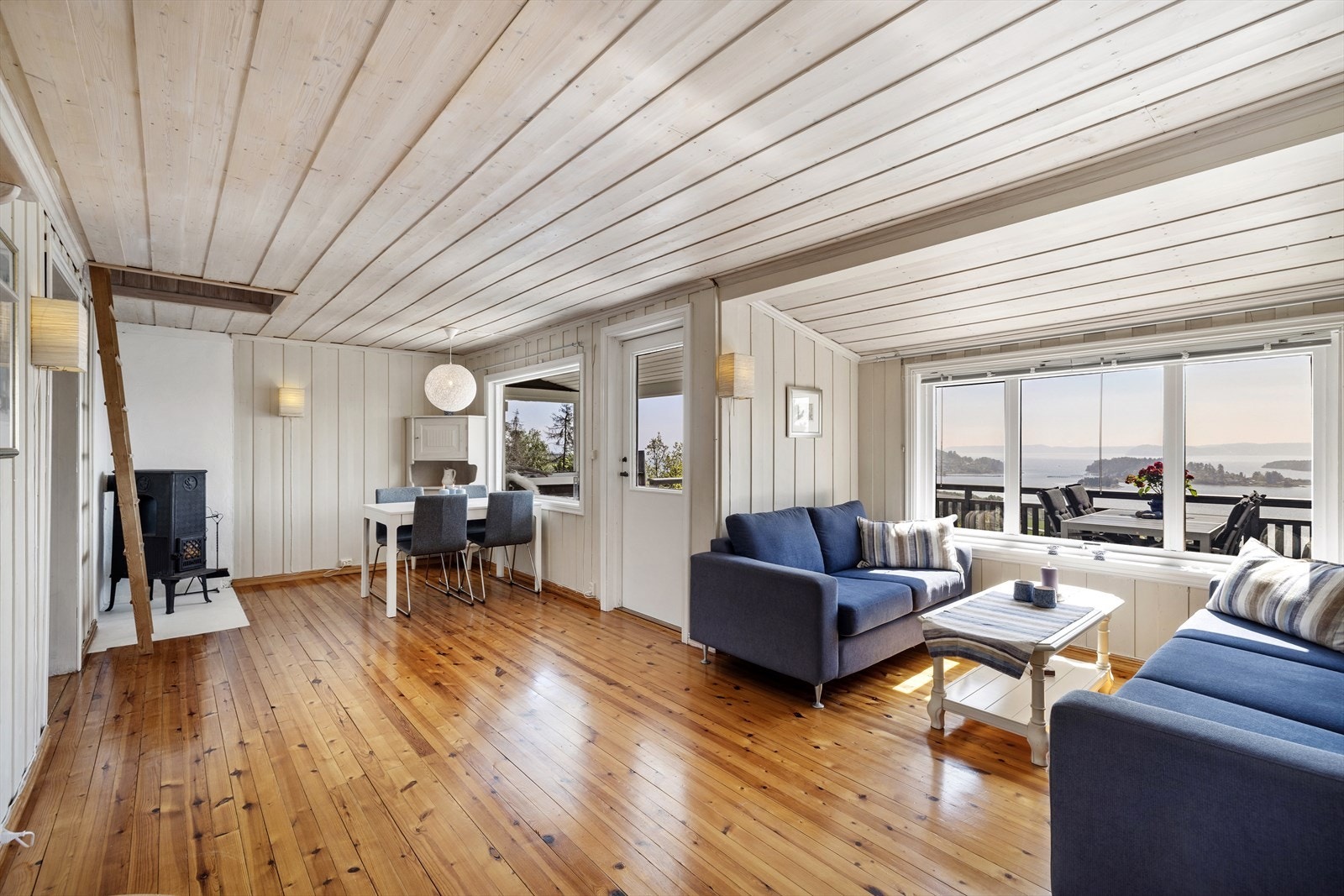 Fra stue er det utgang til stor og solrik terrasse. Galleribilde