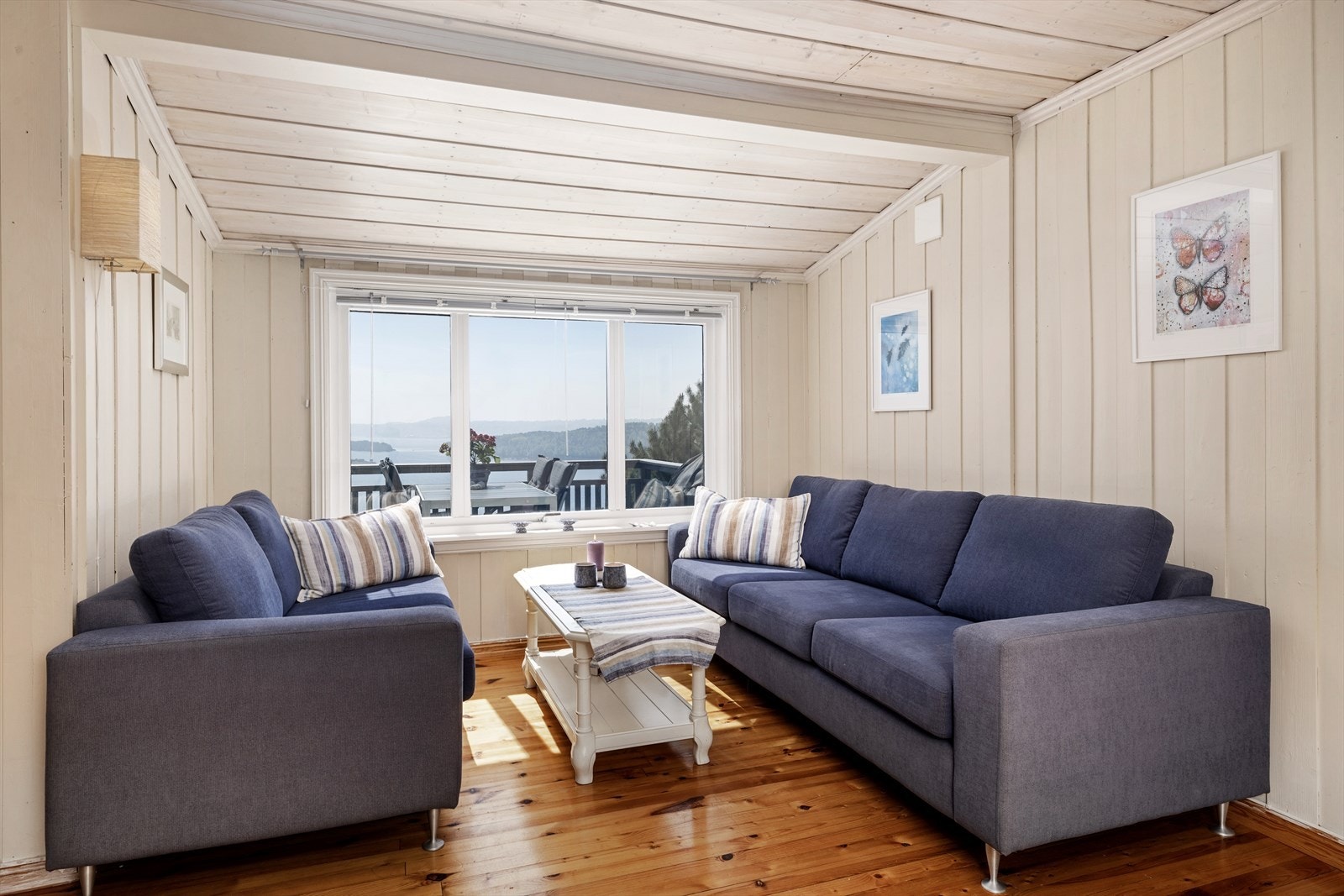 Oppvarming med strøm og ved. Vedovn montert i stue. Galleribilde