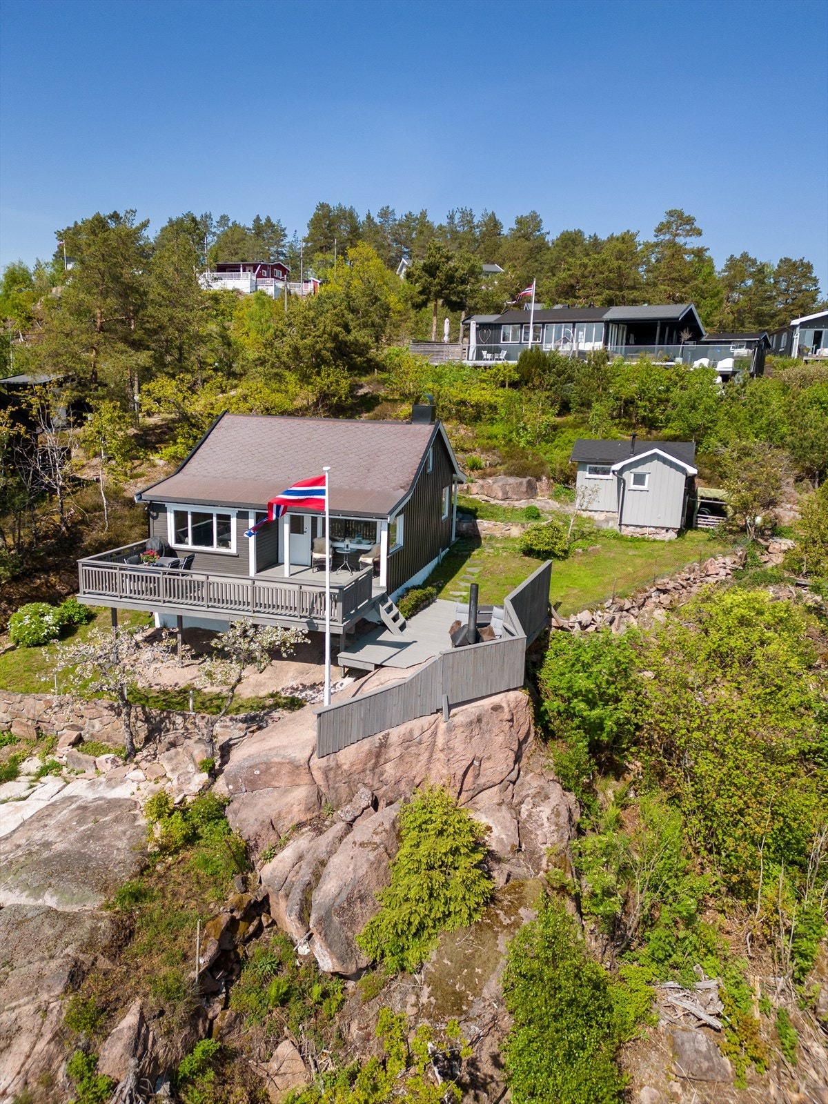 Det er flotte turmuligheter i skogsterreng rett utenfor døra, samt kort vei til kyststien Galleribilde