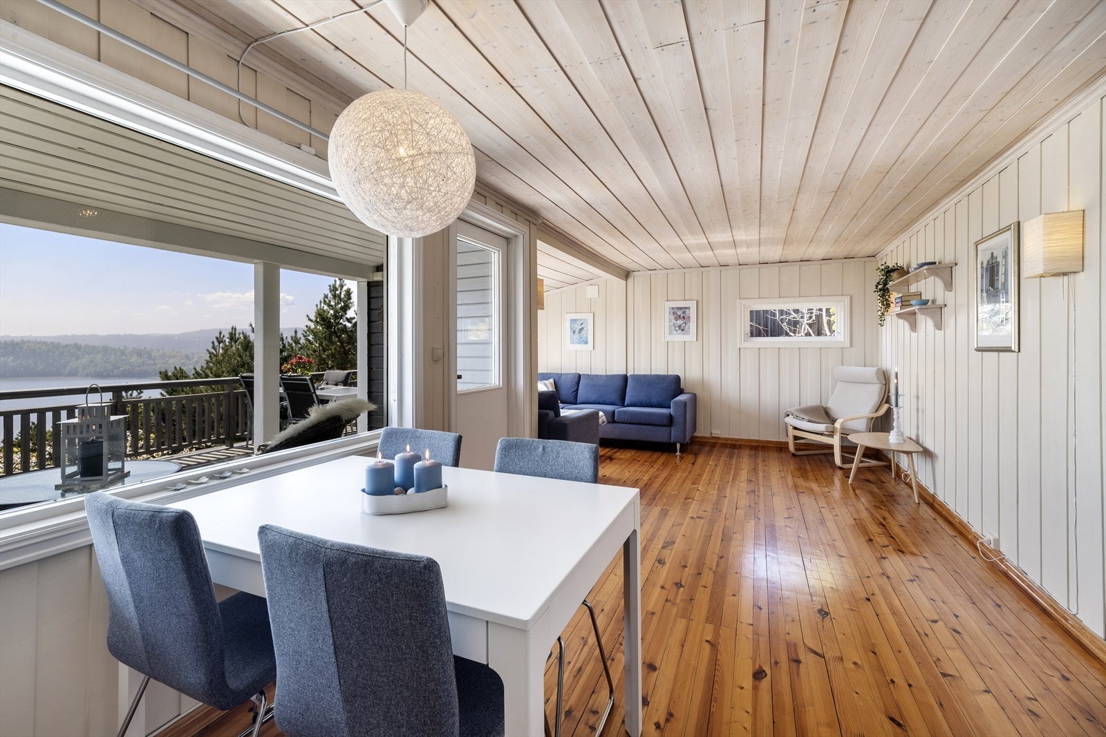 Stuen har i tillegg til stor sittegruppe plass til et romslig spisebord. Galleribilde