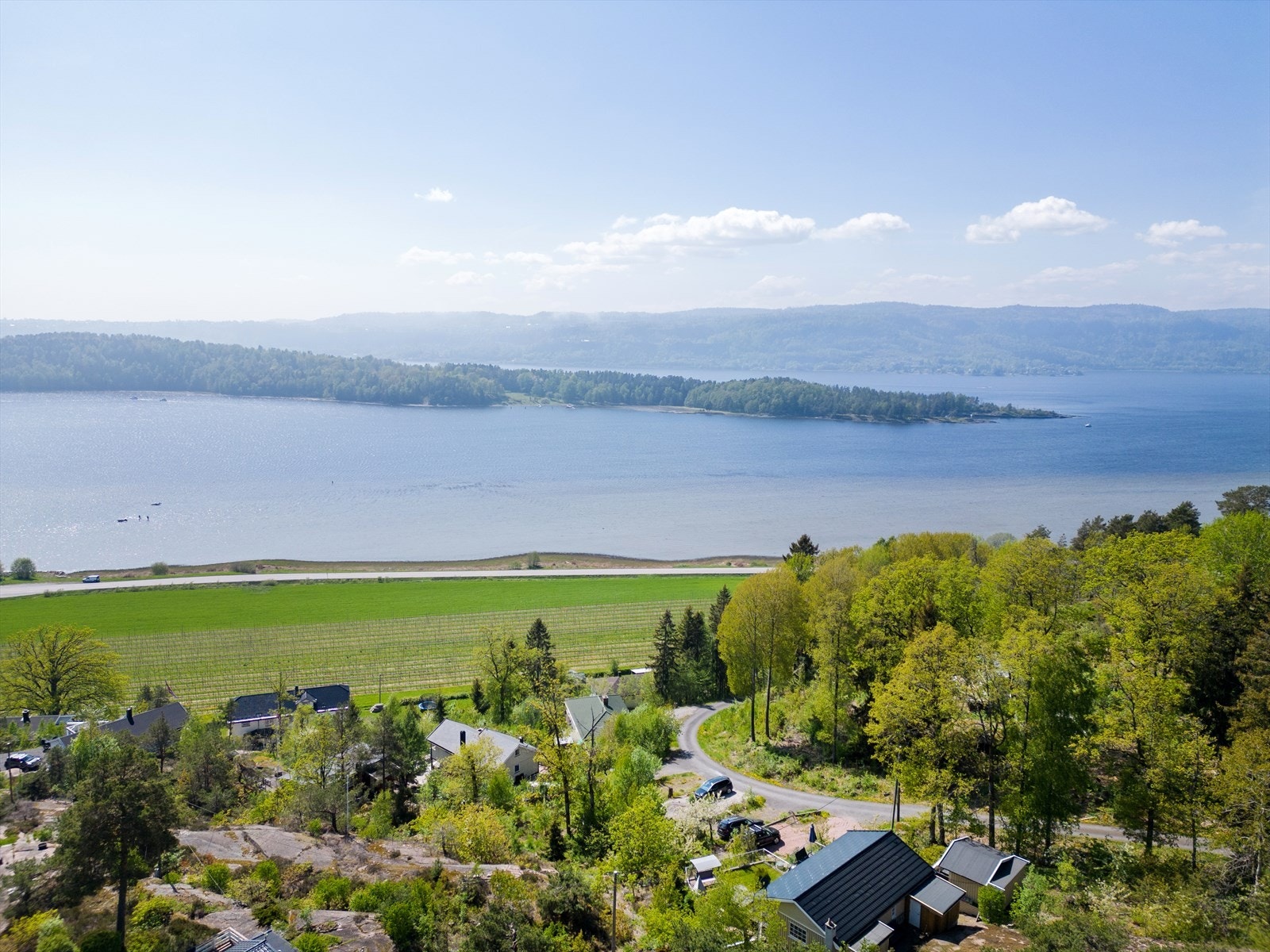 Fra hytta er det ca. 10-12 min. til Sande, ca. 20 min. til Drammen og ca. 45 min. til Oslo. Galleribilde