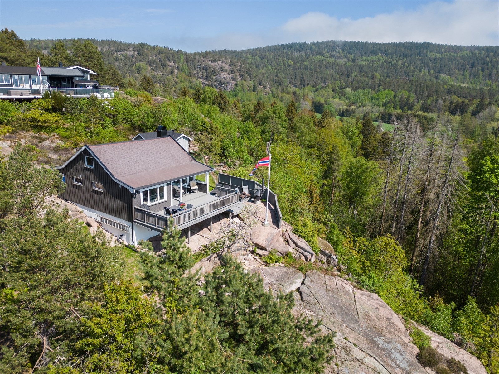 Nærhet til sjøen med badeplass, og kort vei med båt ut til øyene i nærområdet i den flotte skjærgården. Galleribilde