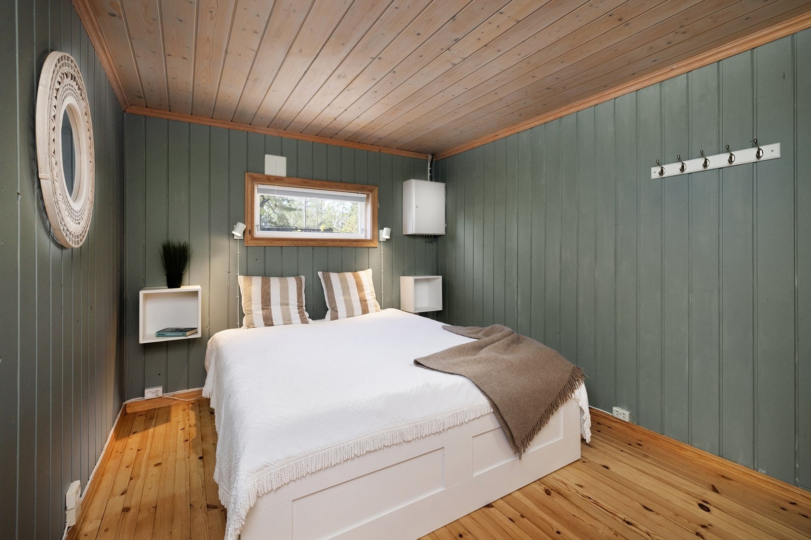 Soverommet er malt i en behagelig grønnfarge. Rommet har god plass til dobbeltseng Galleribilde