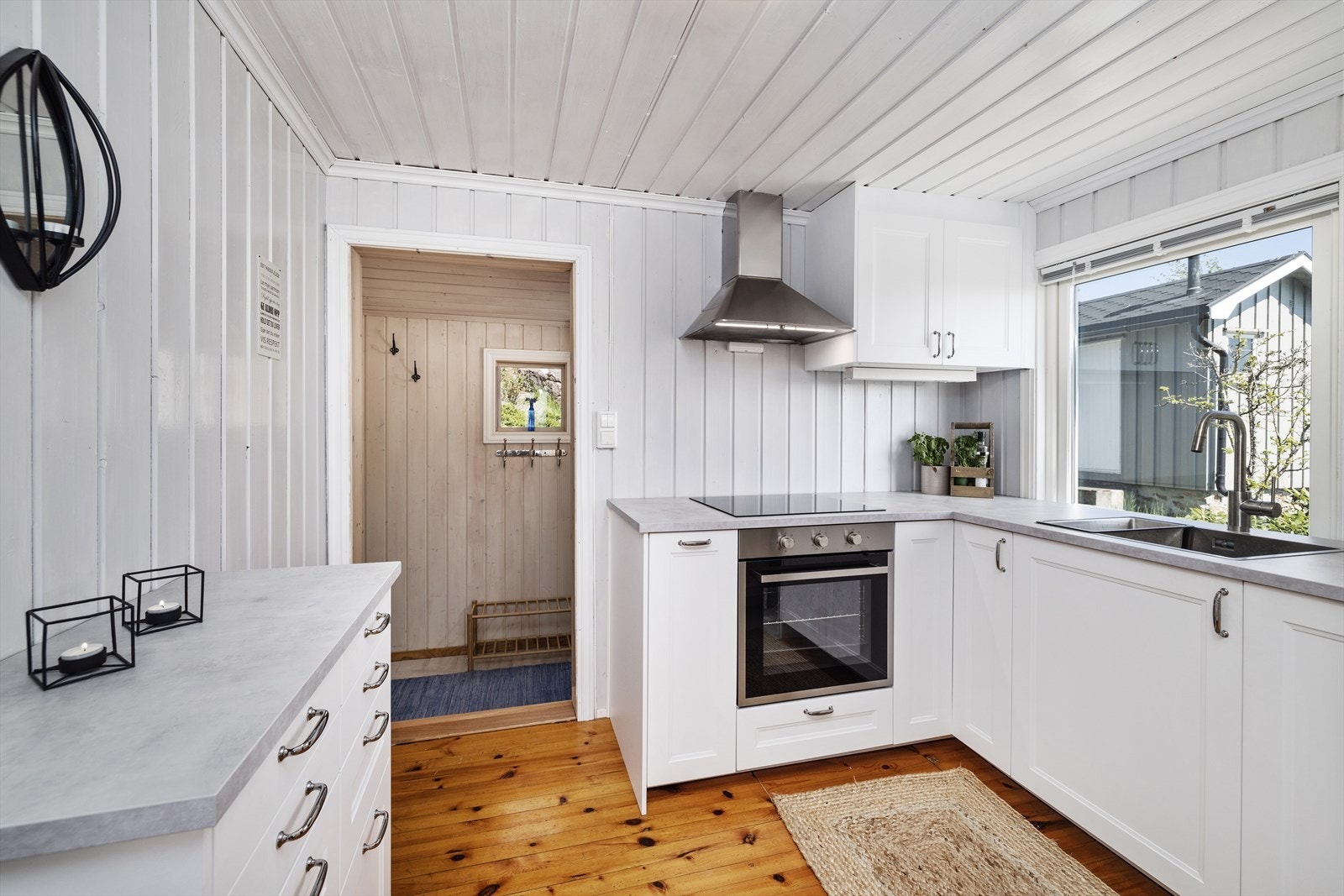 Meget pent og delikat kjøkken fra 2022 med lyse, profilerte fronter og benkeplate i laminat. Galleribilde