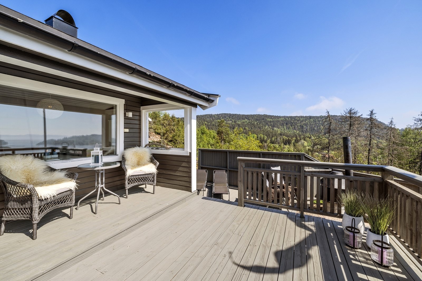 Deler av terrasse er overbygget. Et flott sted å trekke seg litt tilbake om man ønsker skygge på solfylte dager. Galleribilde
