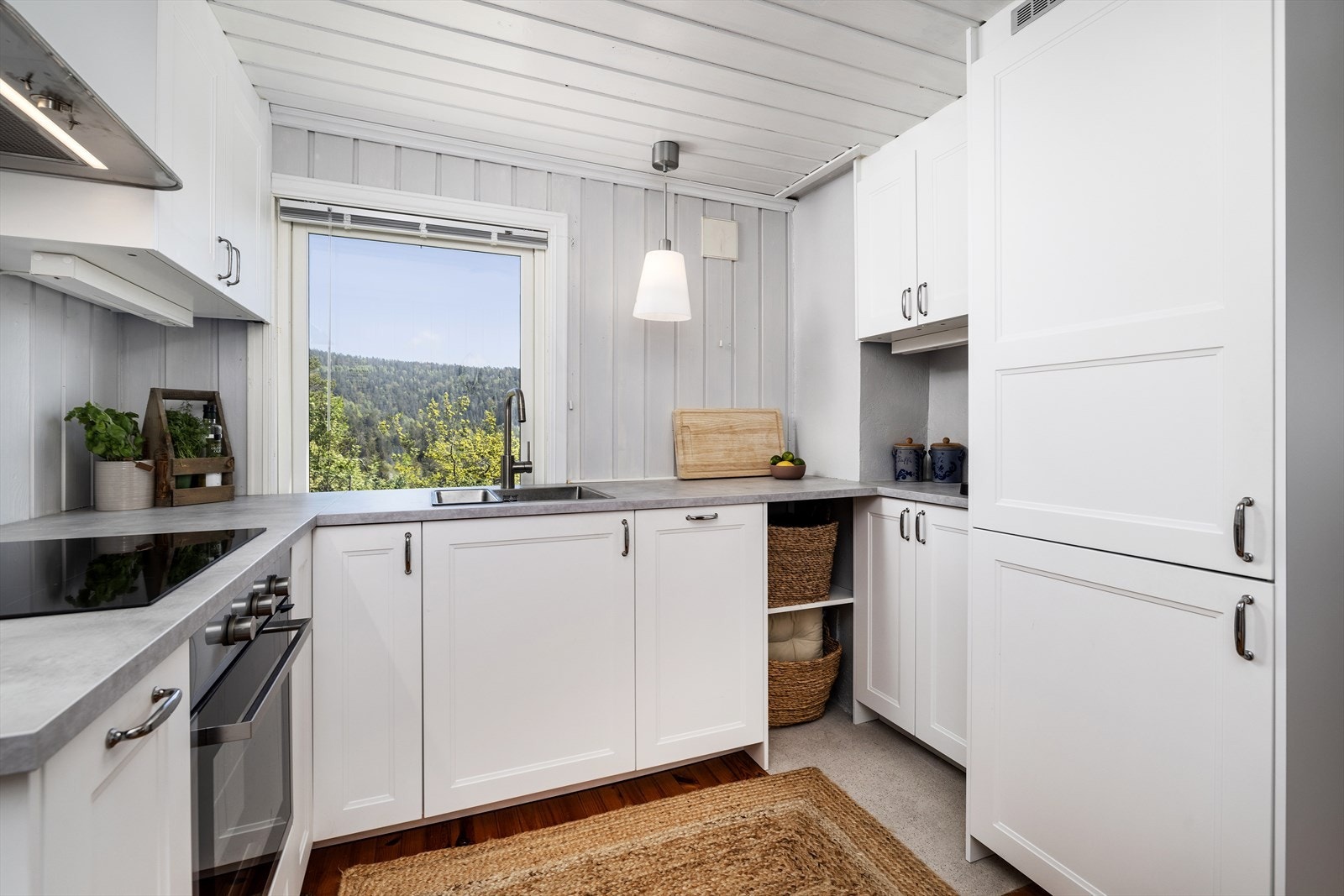 Det er godt med oppbevaring i skuffer og skap, samt integrerte hvitevarer som kjøl/fryseskap, oppvaskmaskin, komfyr og platetopp. Galleribilde