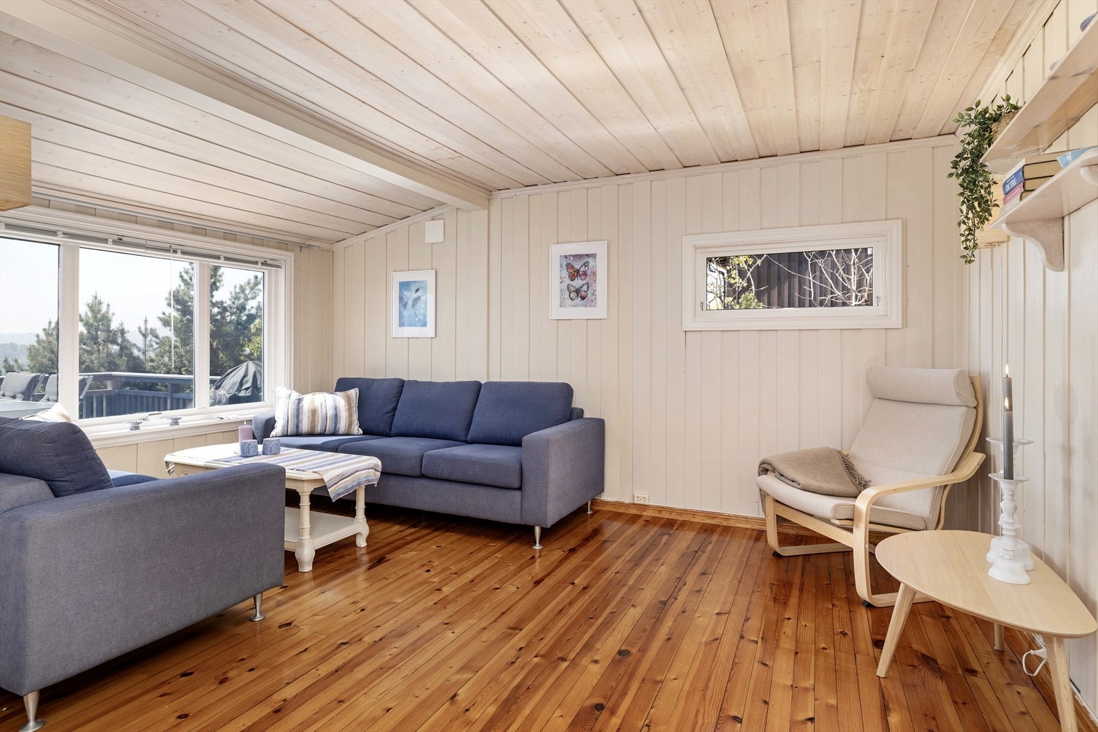 Stuen er lys og luftig med god plass til en stor sittegruppe. Galleribilde