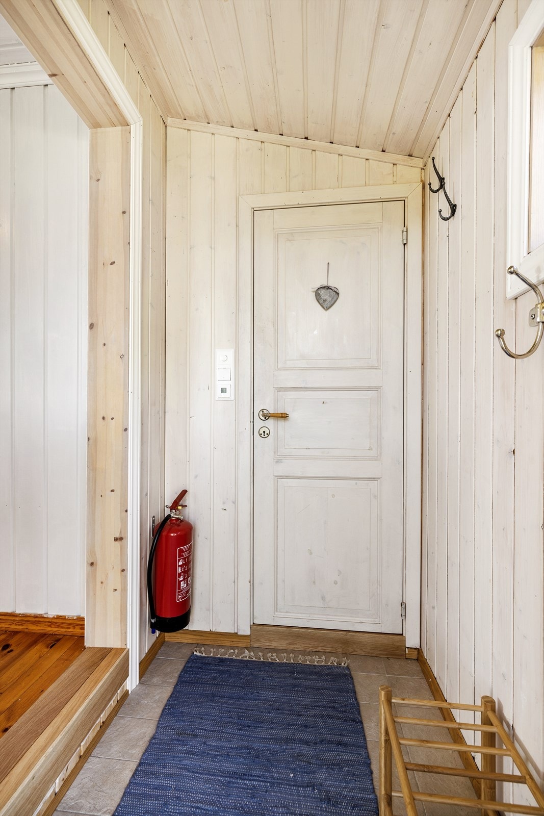 Velkommen inn! I vindfang er det plass til å henge fra seg yttertøy. Galleribilde