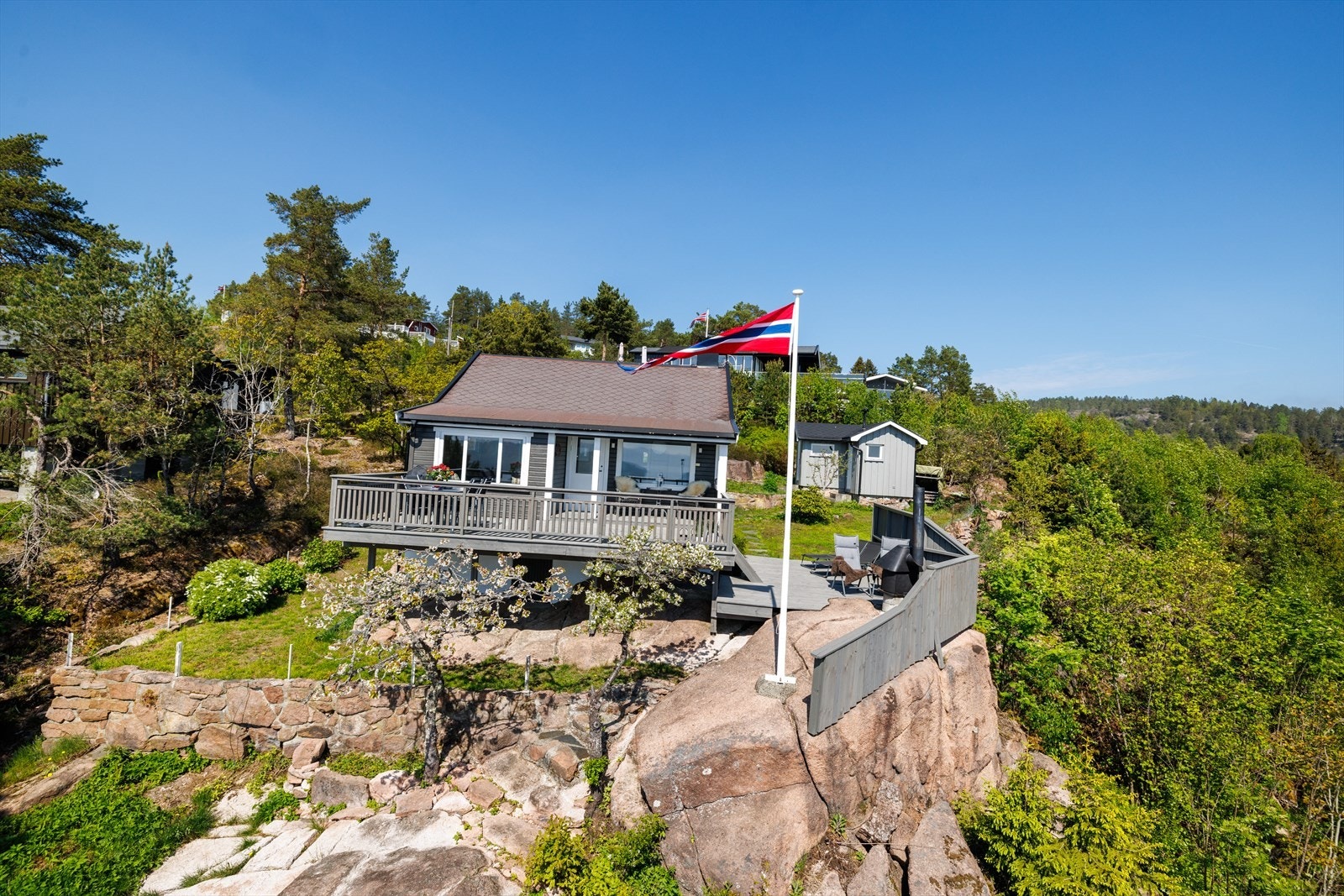 Dette er en svært koselig og oppgradert hytte med fantastisk utsikt utover Oslofjorden og mot Holmestrand. Galleribilde