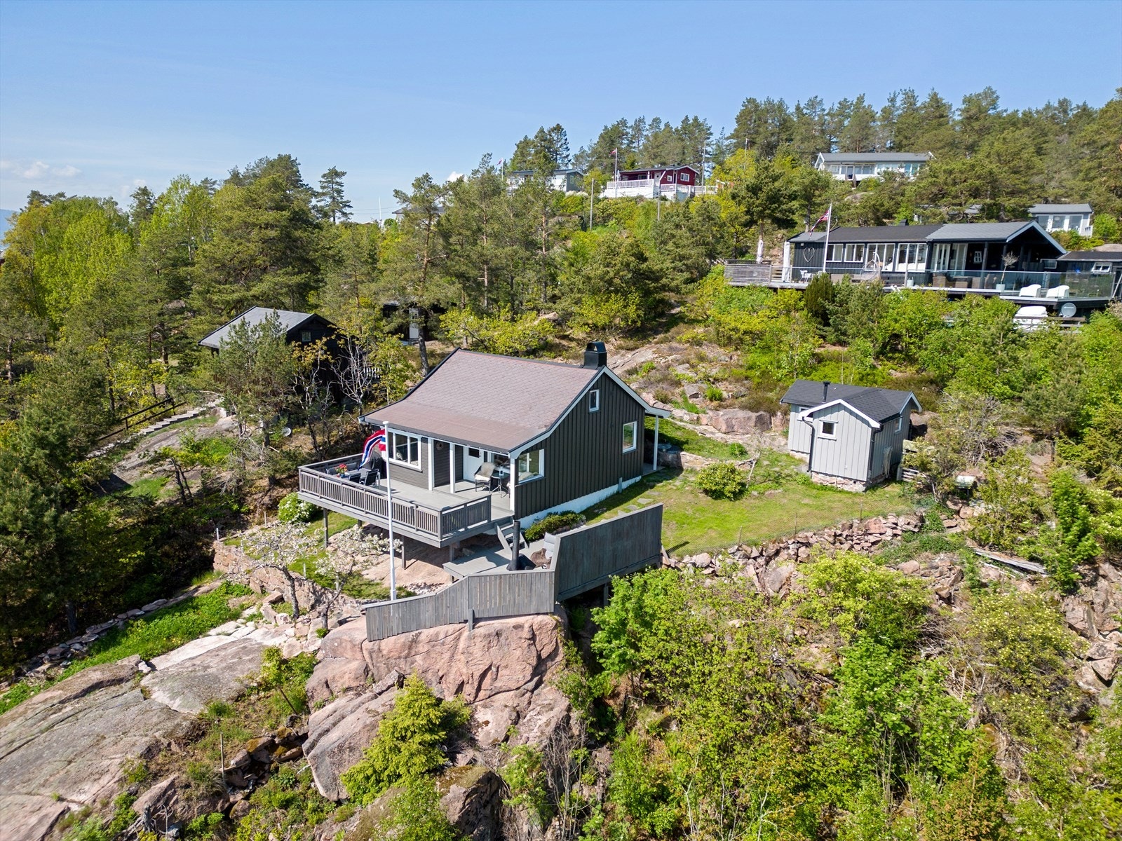 Oppgradert sommerhytte med stor, solrik terrasse, samt nytt kjøkken og bad. Galleribilde