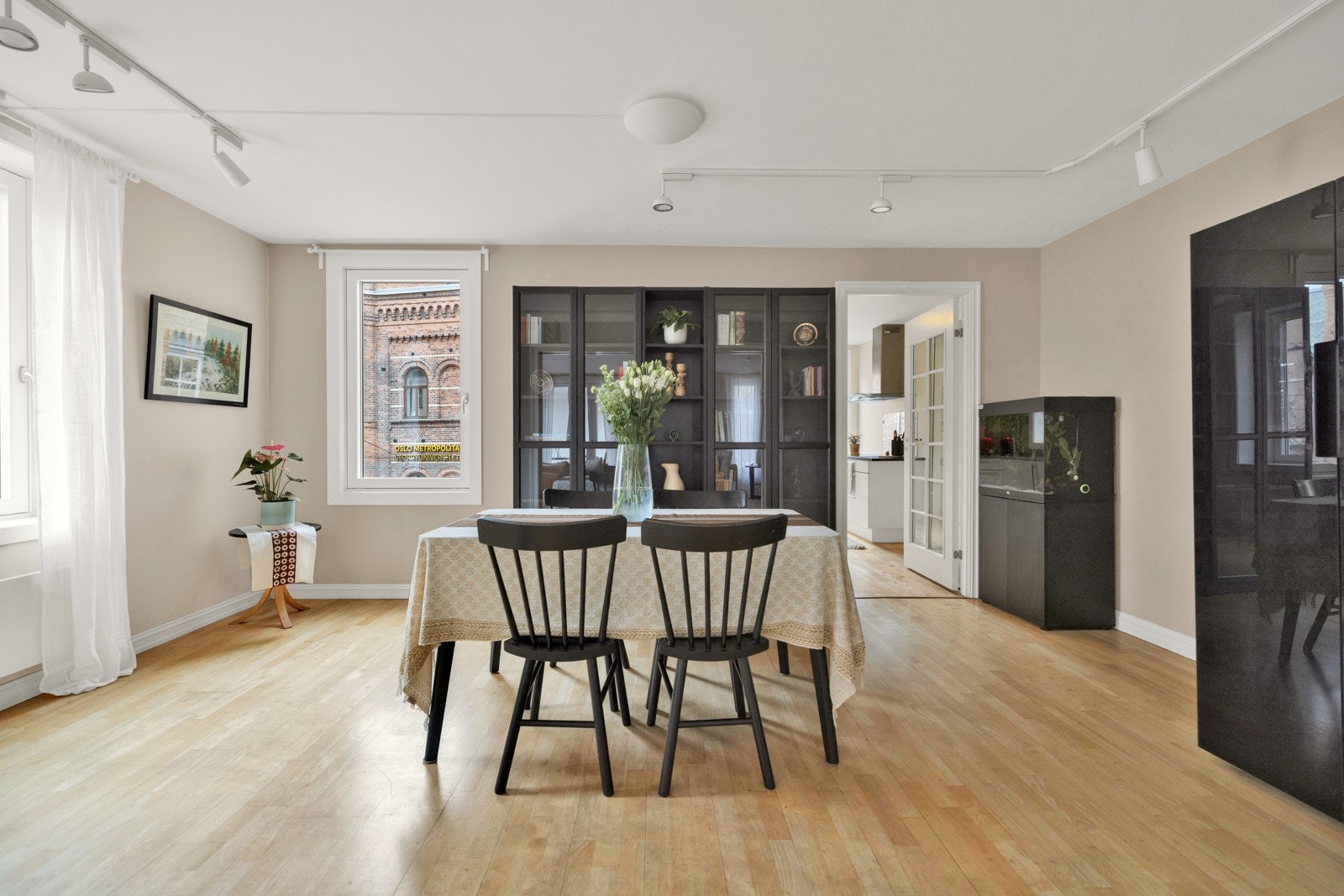 Her er det god plass til et større spisebord for familie og venner. Galleribilde