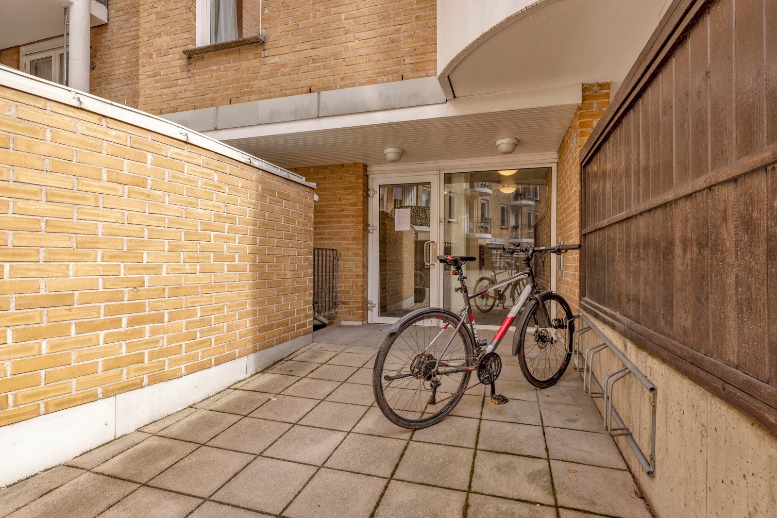 Praktisk felles sykkelparkering i bakgård. Galleribilde