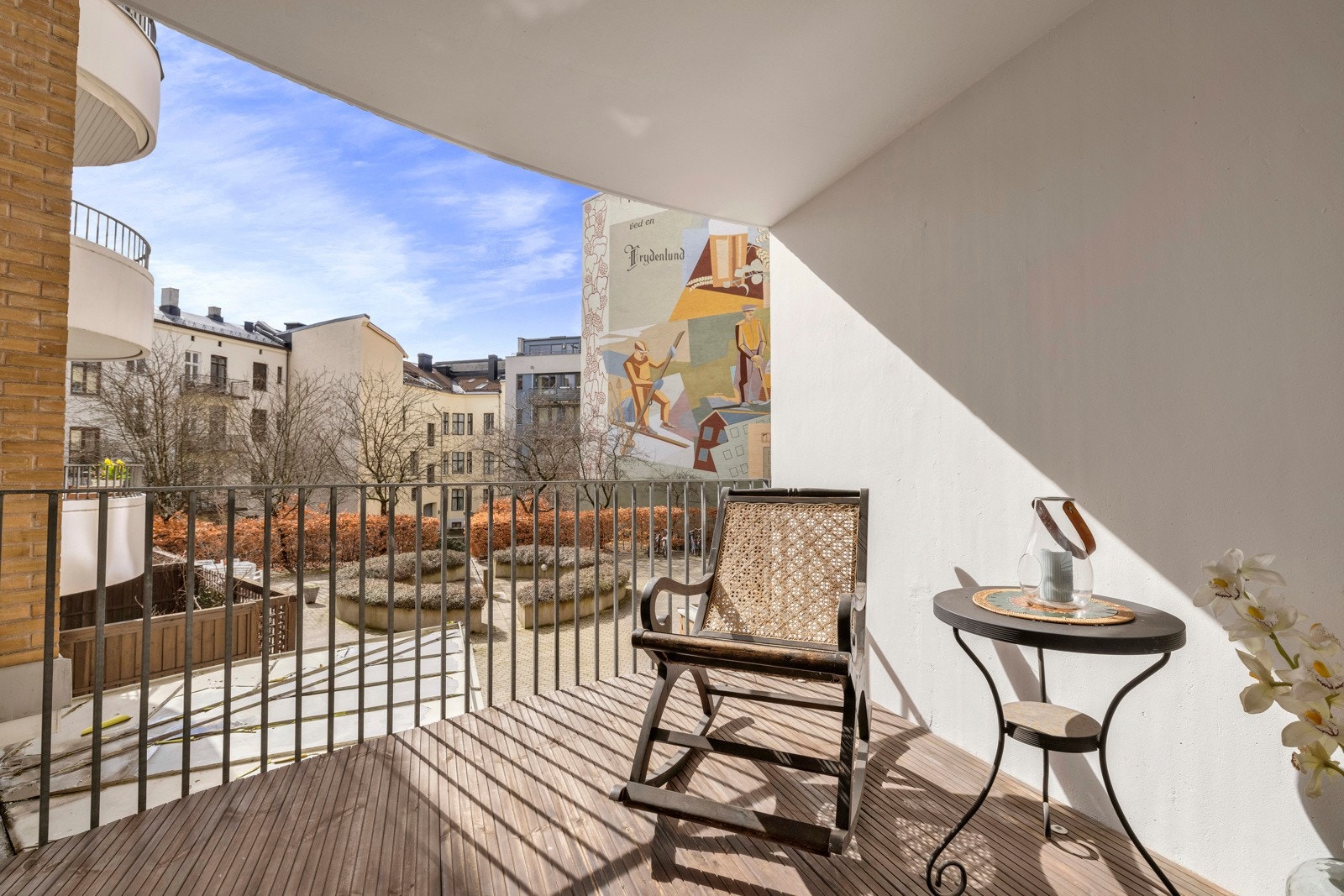 Balkongen har fint utsyn til skjermet bakgård. Galleribilde