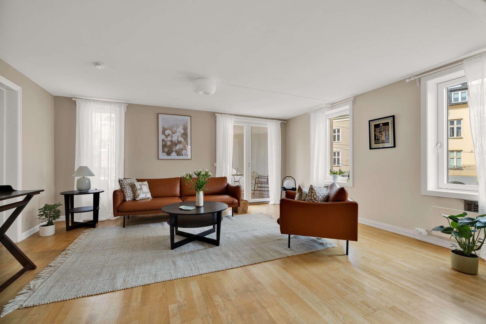 Stuen er romslig og enkel å innrede med sofagruppe, bord og annet ønsket møblement. Galleribilde