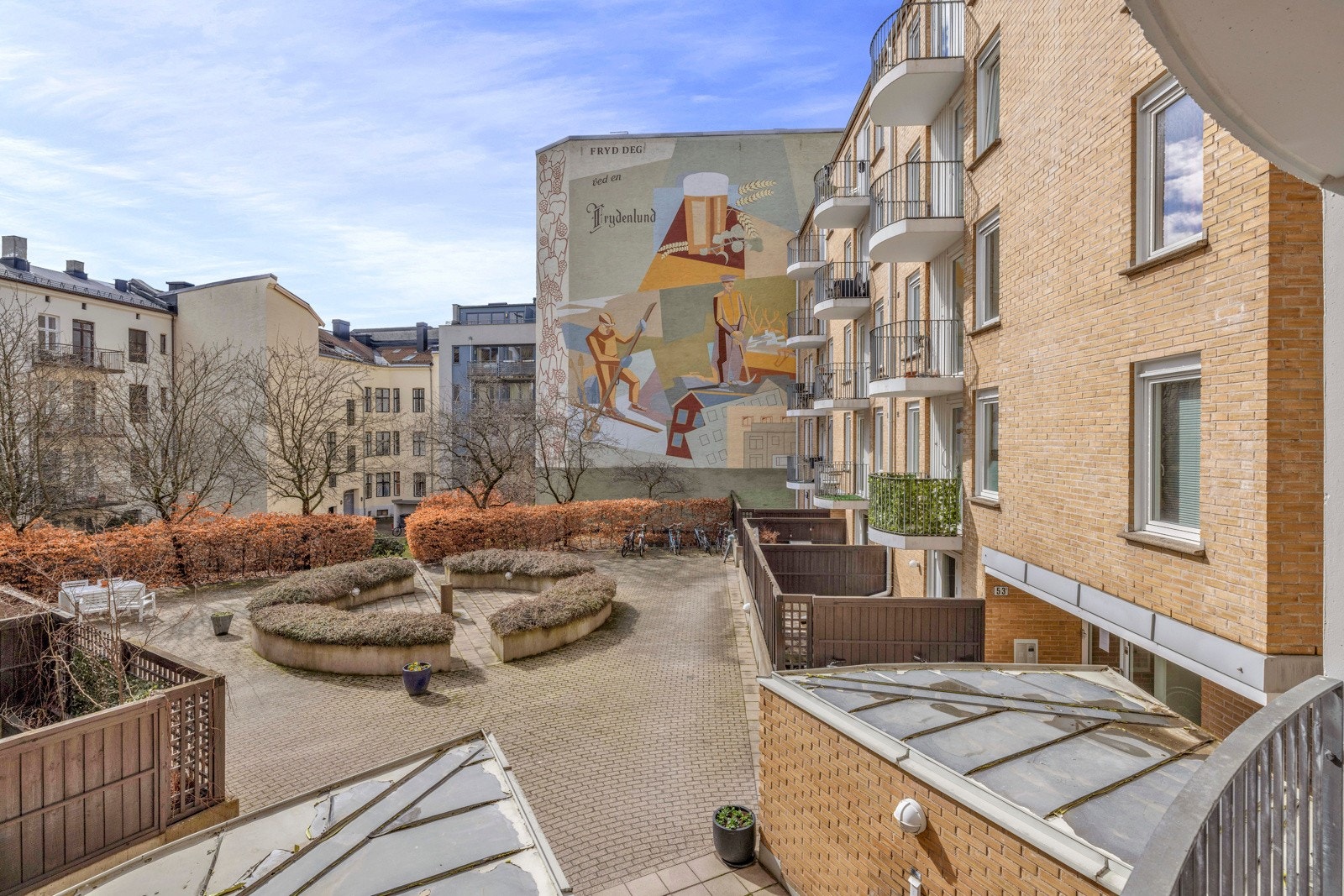 Herlig inde gård. Veggmaleriet er et kulturminne. Galleribilde