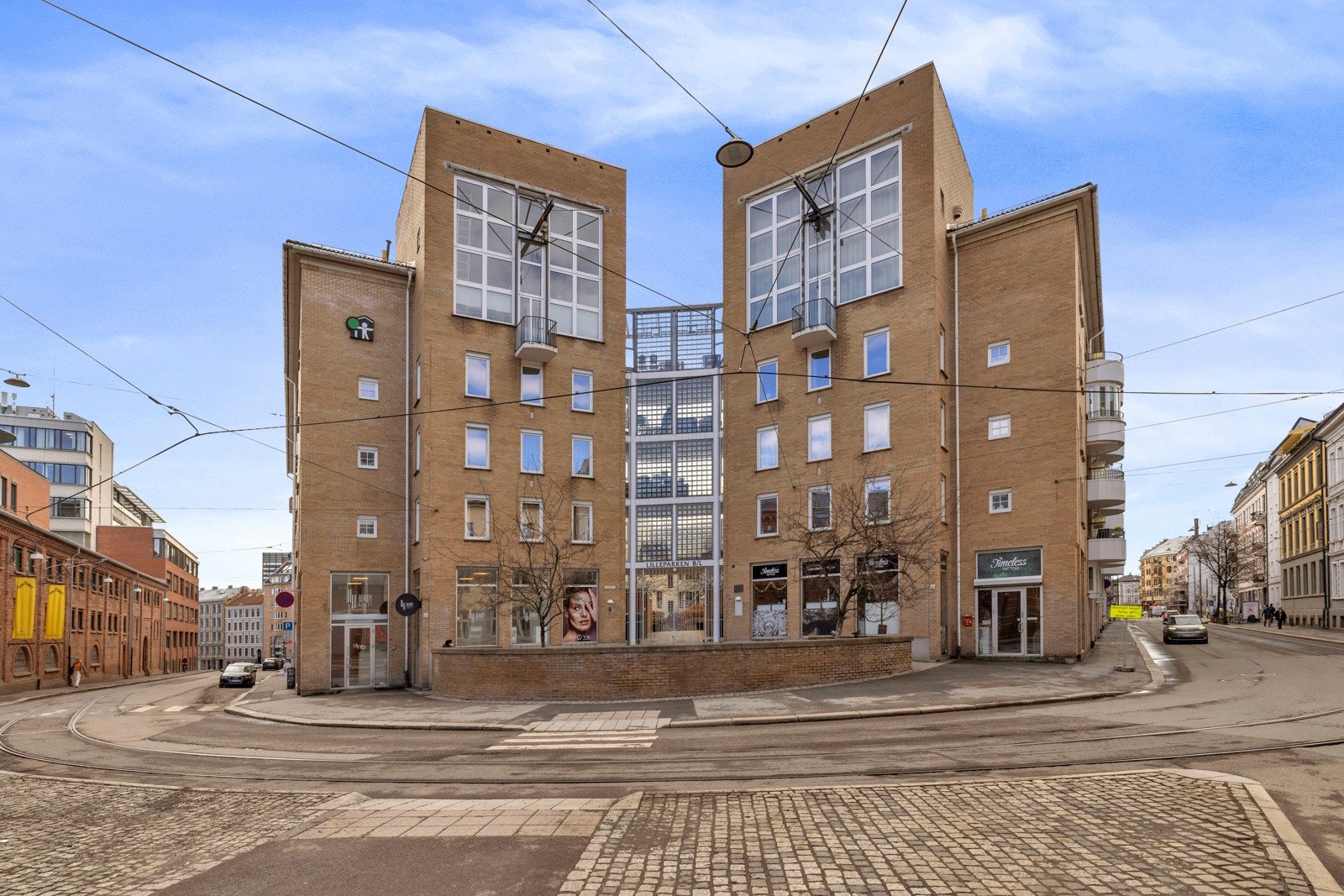 Fasade ut mot gaten. Galleribilde