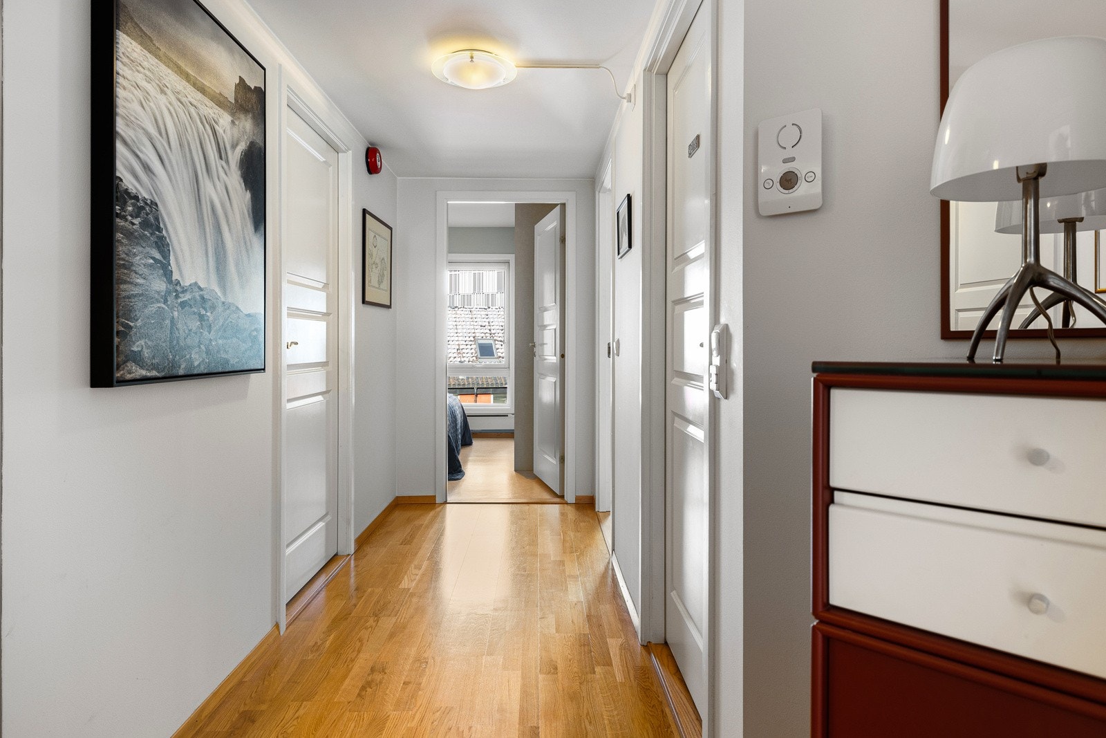 I motsatt ende av leiligheten er den private sfære, med tre gode soverom med plass til både seng og garderobeløsning. Galleribilde