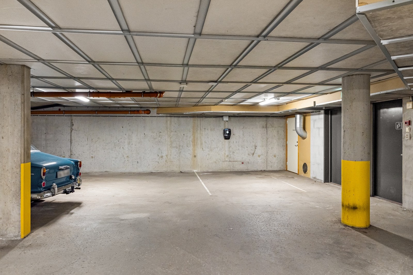 Bilen parkerer du trygt i det lukkede garasjeanlegget, hvor leiligheten disponerer fast parkeringsplass oppkoblet med ladestasjon for elbil. Galleribilde