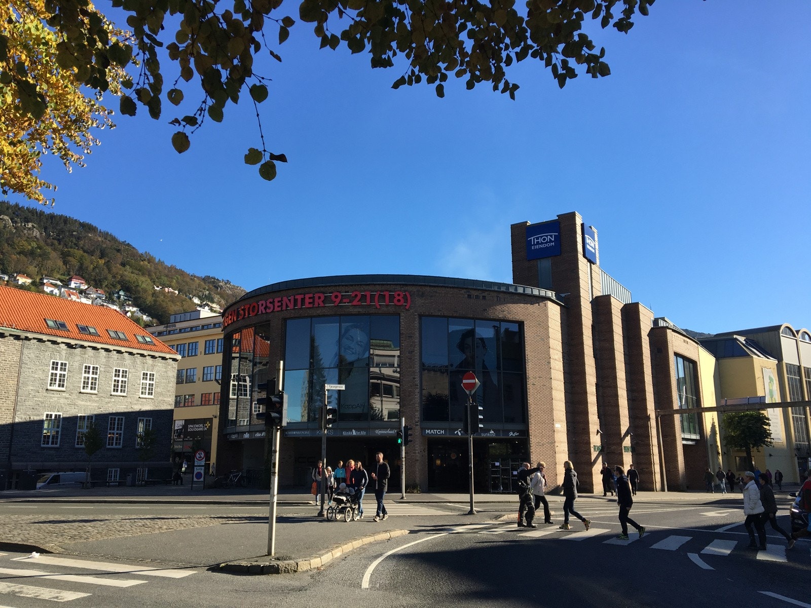 Fra leiligheten er det kort vei til Bergen storsenter eller andre shoppingmuligheter. Galleribilde