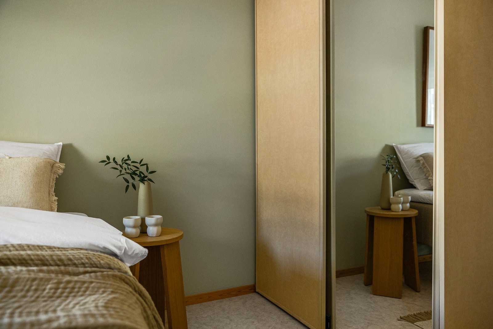 Alle soverommene er innredet med praktiske garderobeskap med plass til hele kleskolleksjonen Galleribilde